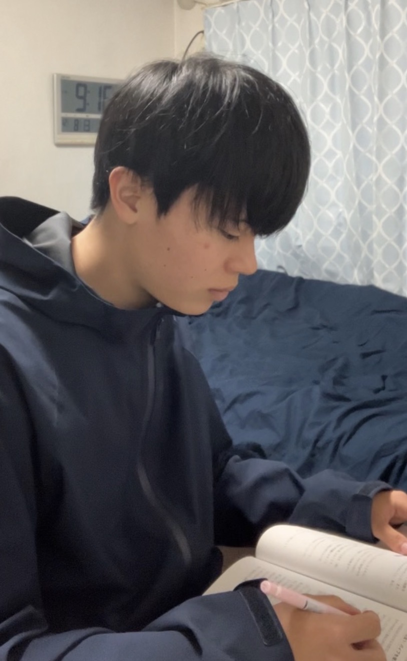 教材を読む武井講師